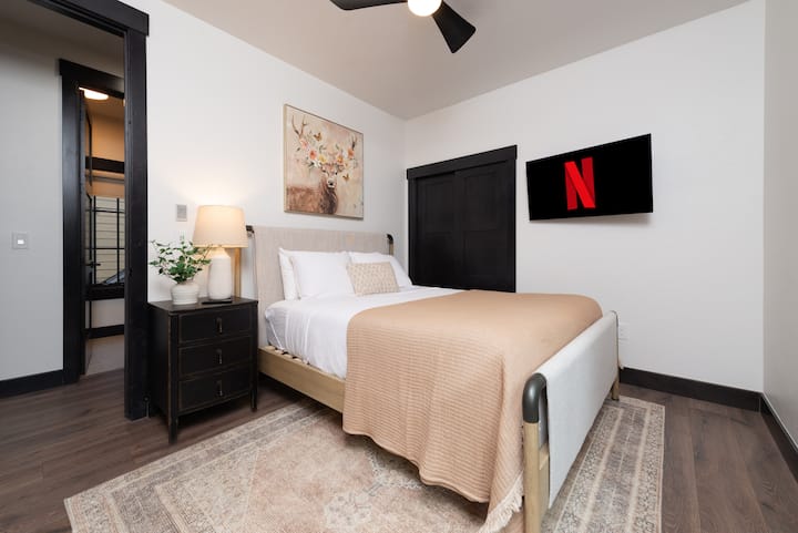 - Отпуснете се в уютно двойно легло с меки завивки и топли текстури
- Наваксайте с любимите си предавания с Netflix на монтирания плосък екран
- Продуманото осветление и очарователният декор създават спокойно планинско настроение