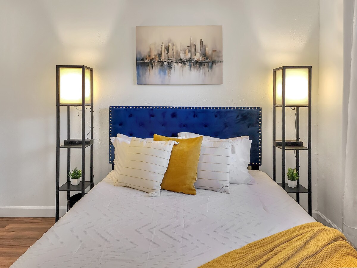 Ноќната ламба има вградени станици за полнење.