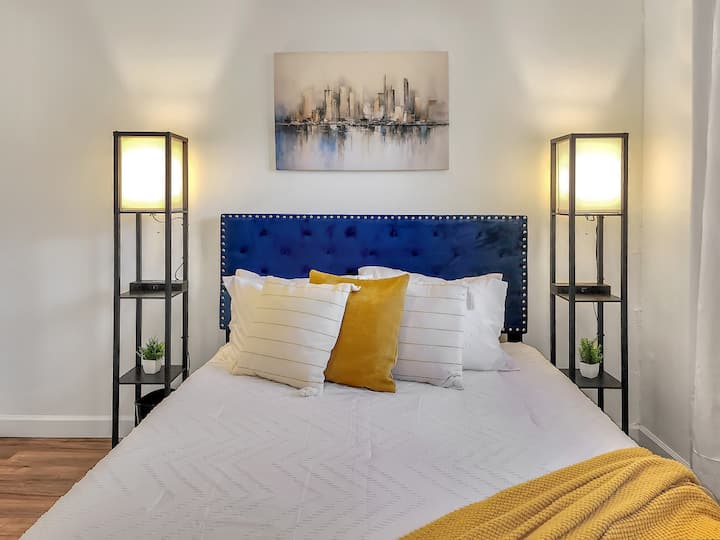 يوجد مصباح بجانب السرير مع محطات شحن مدمجة.