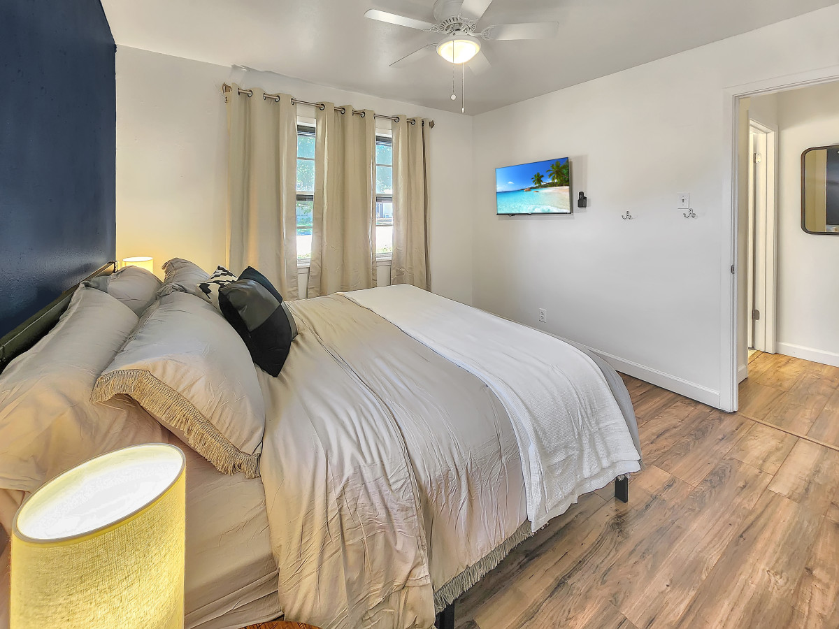 Преносот е достапен на телевизорот во вашата приватна соба.