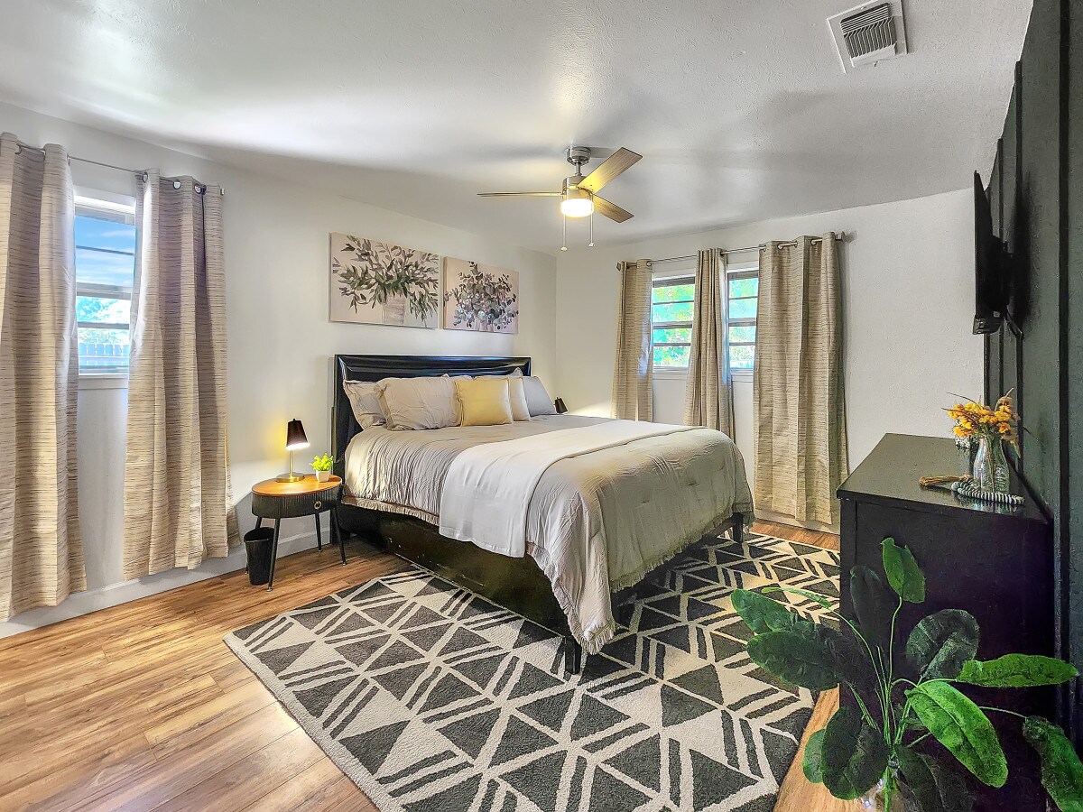 Главниот апартман обезбедува доволно простор + завеси за затемнување за да се приспособат на распоредот за спиење