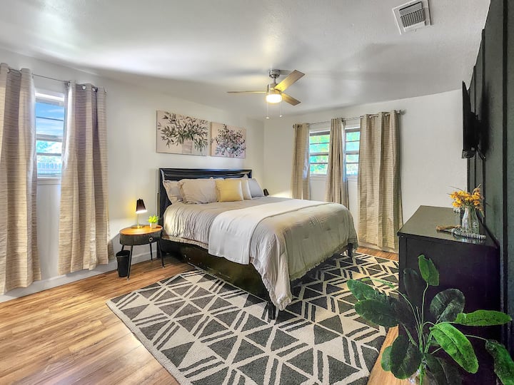 يوفر الجناح الأساسي مساحة واسعة + ستائر تعتيم لاستيعاب أي جدول زمني للنوم