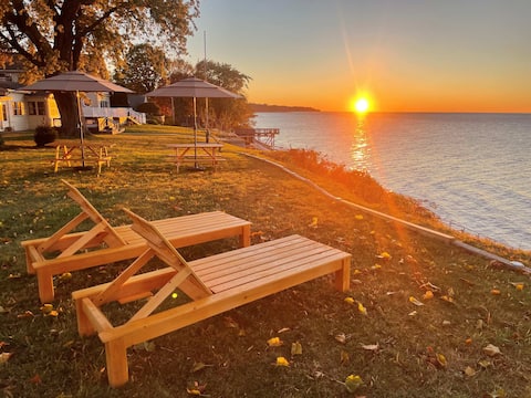 Relax on the Lake - 180 degree views
