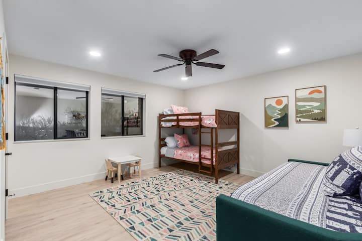 Váš pokojný únik: oddychujte a omladzujte sa v našej útulnej spálni, ktorá je navrhnutá pre maximálne pohodlie a relaxáciu.