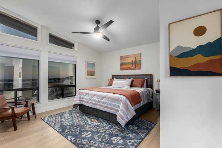 Váš pokojný únik: oddychujte a omladzujte sa v našej útulnej spálni, ktorá je navrhnutá pre maximálne pohodlie a relaxáciu.