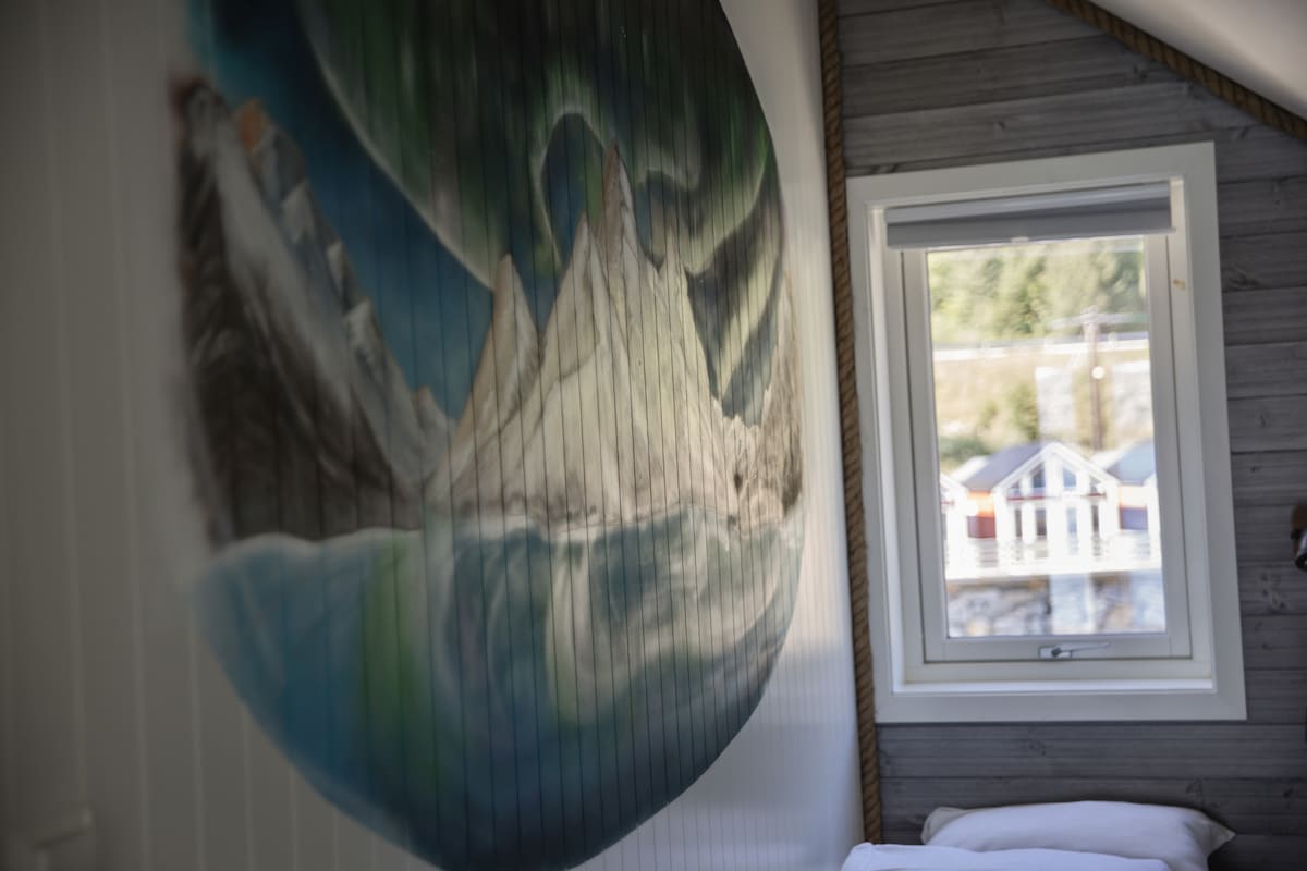 Pikturë muri në dhomën e gjumit