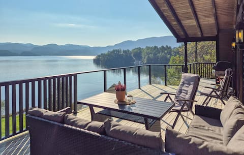 5 bedroom cozy home in Hebnes