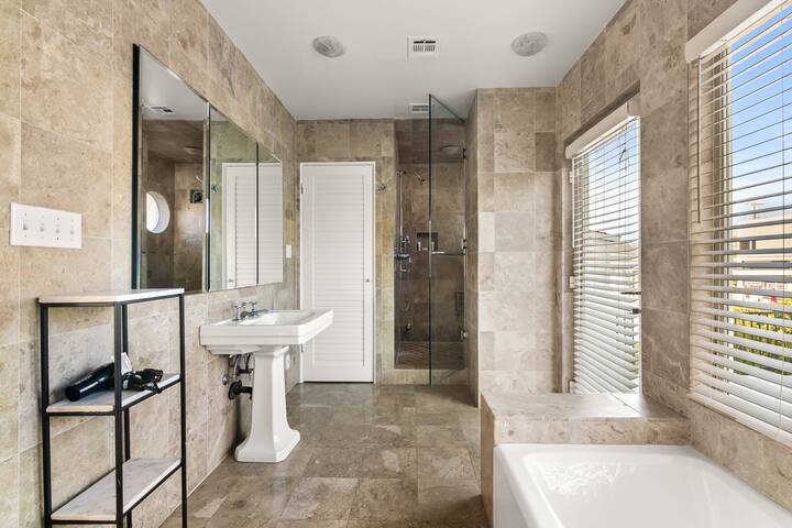 Sea Serenity, Coastline Views and Pool gallery image 4