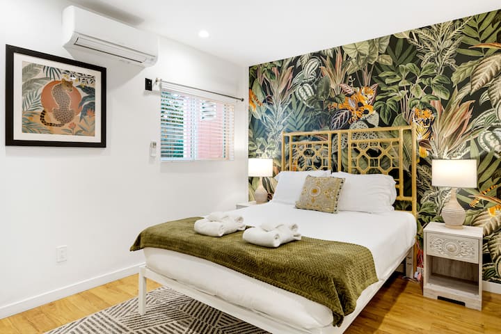 A+ Hollywood Location | Renovated | Urban Jungle - Los Angeles, CA
