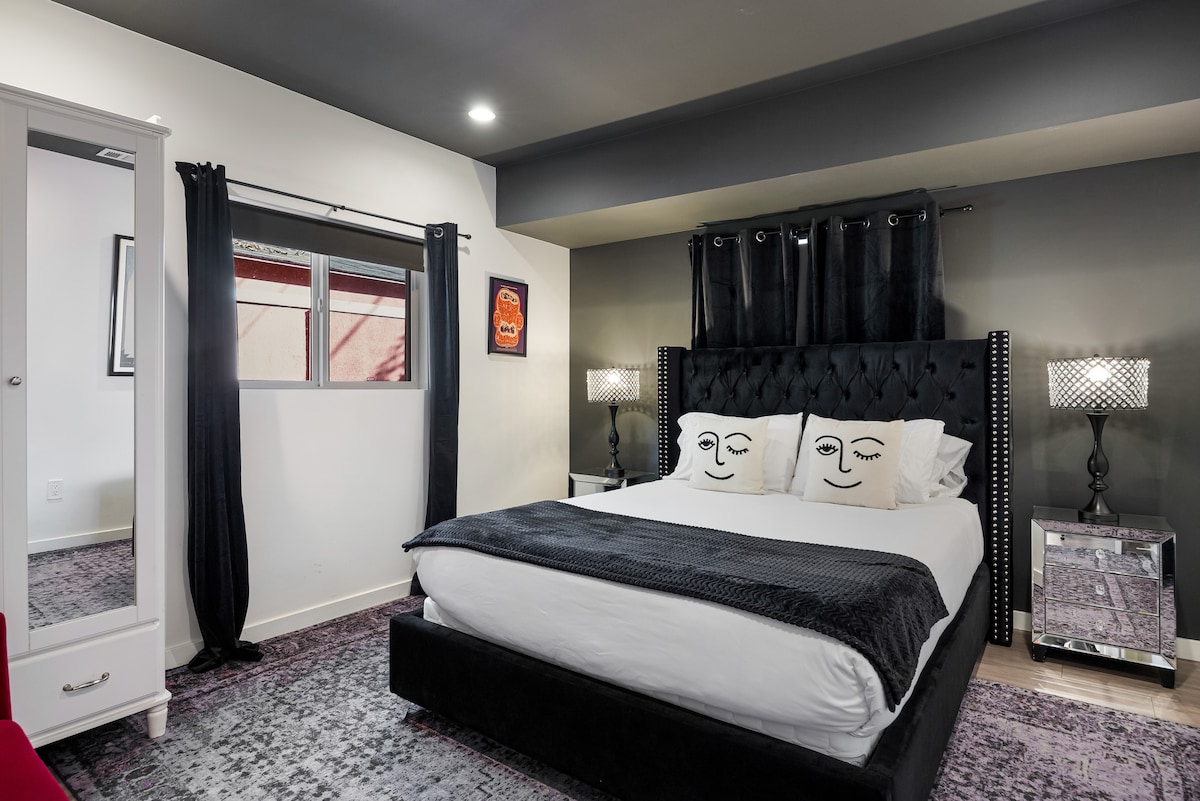 El dormitorio 2 cuenta con una cama tamaño queen y TV.