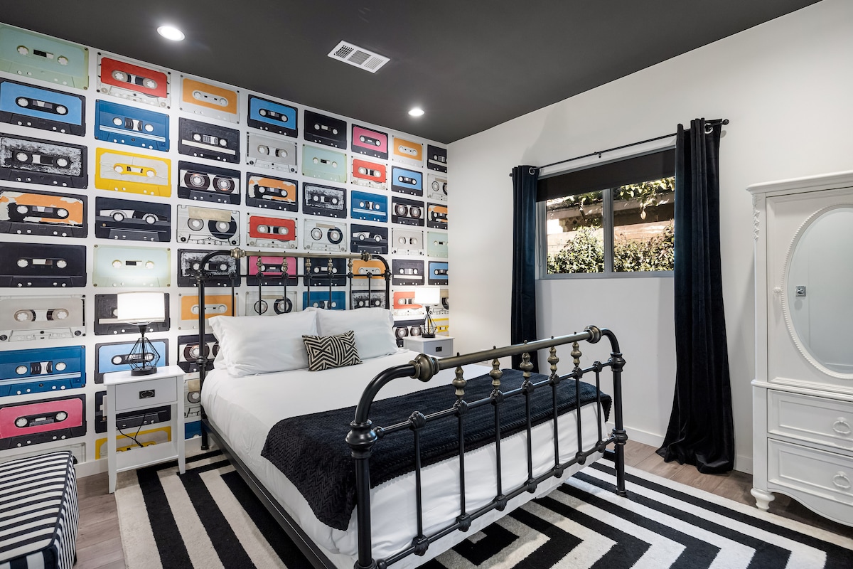 El dormitorio principal cuenta con una cama tamaño queen, TV y un baño privado.