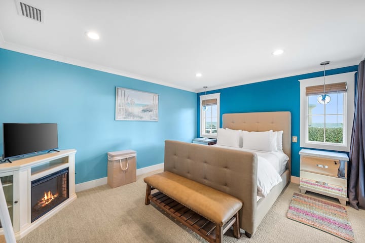 Guest Room 1 sleeps 2 in a Queen Bed w Gulf views