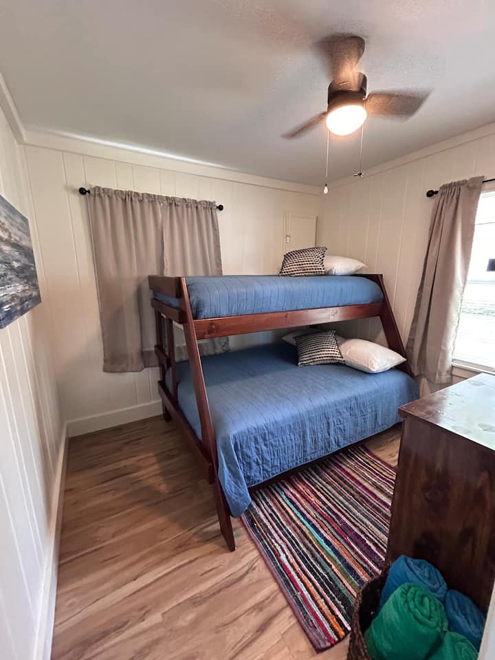 СПАЛНЯ №2:  разполага с двуетажно легло, вентилатор на тавана и скрин.