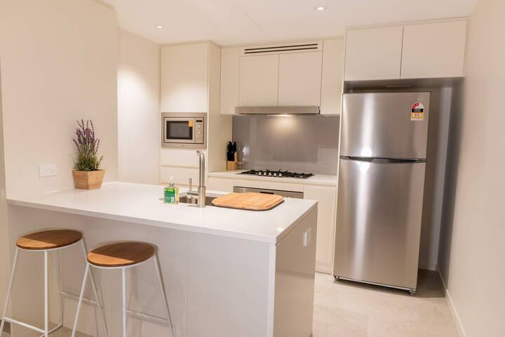 2BR Luxury Skytower |Views|CBD|Pool|Gym|Netflix gallery image 4