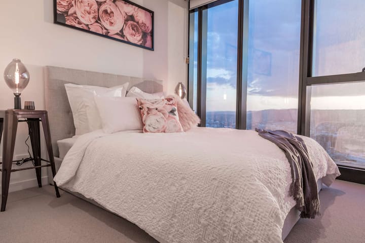 2BR Luxury Skytower |Views|CBD|Pool|Gym|Netflix gallery image 2