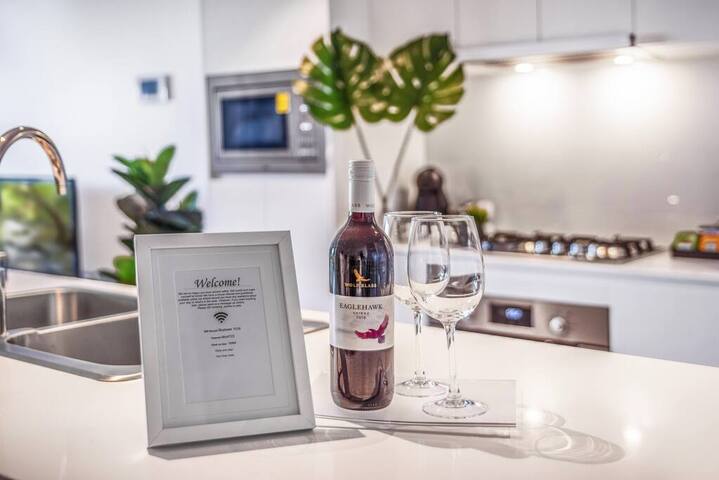 2BR Luxury Skytower |Views|CBD|Pool|Gym|Netflix gallery image 5