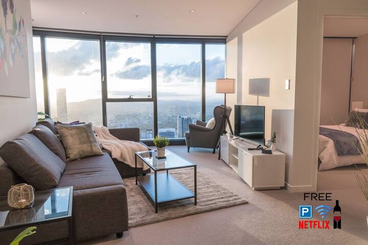 2BR Luxury Skytower |Views|CBD|Pool|Gym|Netflix
