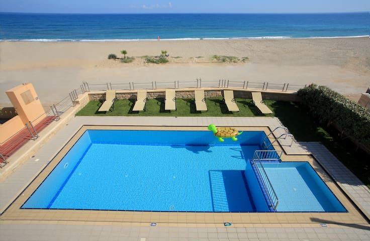 Irida beachfront Villa for 12 next to amenities