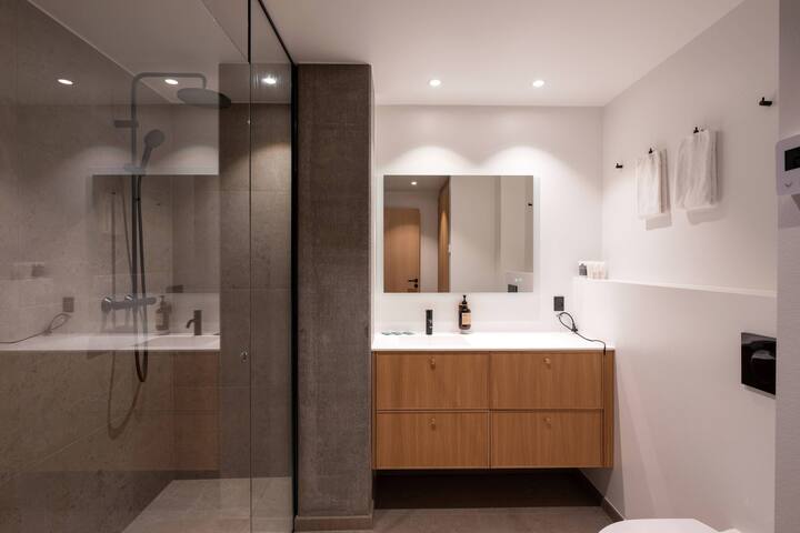 Superior 2BR Apartment with Terrace in Urban Area gallery image 4