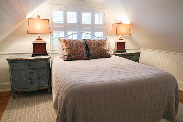 Bedroom 3: Queen Bed (upstairs)