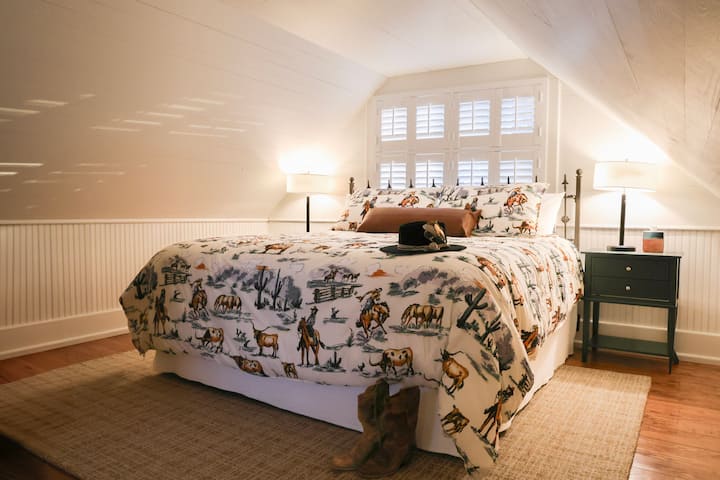 Bedroom 2: King Bed (upstairs)