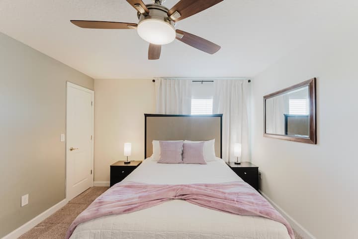 Zažite útulnú spálňu s upokojujúcimi béžovými a svetlofialovými tónmi. Užite si štýlový stropný ventilátor a moderné osvetlenie, ktoré umocňujú elegantný dekor, zatiaľ čo mäkká posteľná bielizeň vás láka k odpočinku po dni strávenom objavovaním.