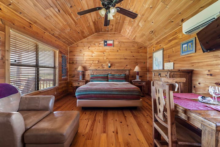 ¡Disfruta de un retiro tranquilo en Rockview Cabins!