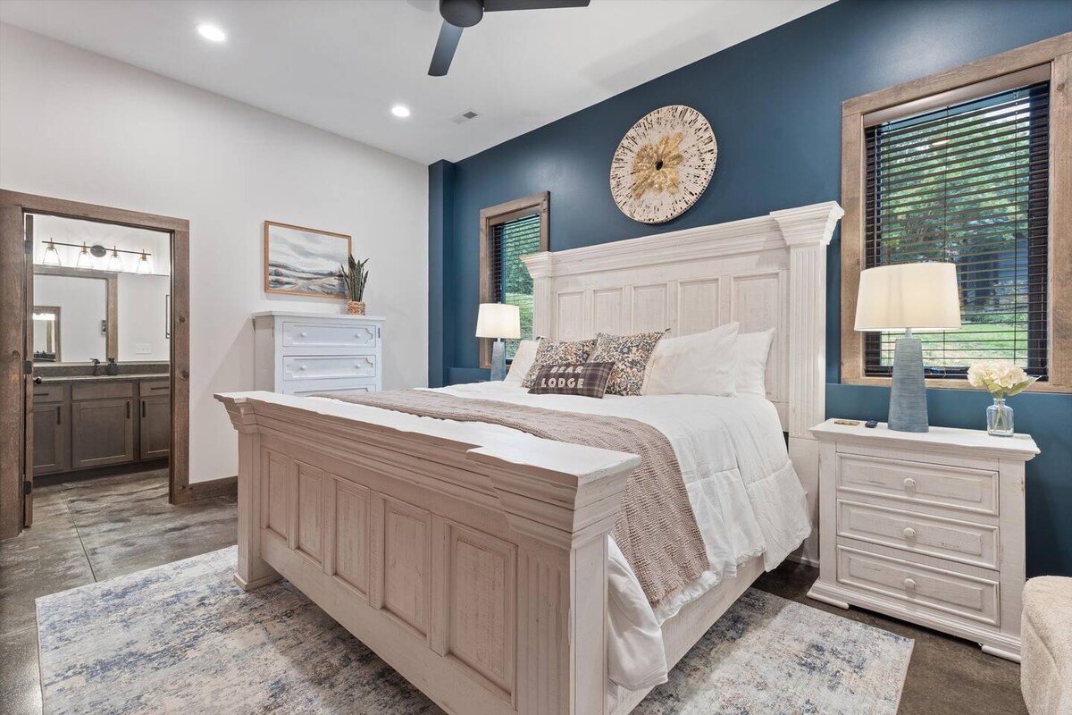 Dormitorio tamaño king en el nivel inferior con baño privado.