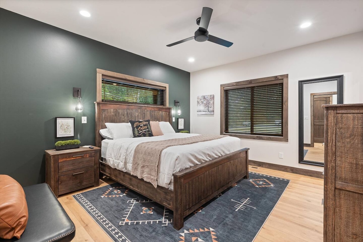 Dormitorio king en la planta principal con baño privado.