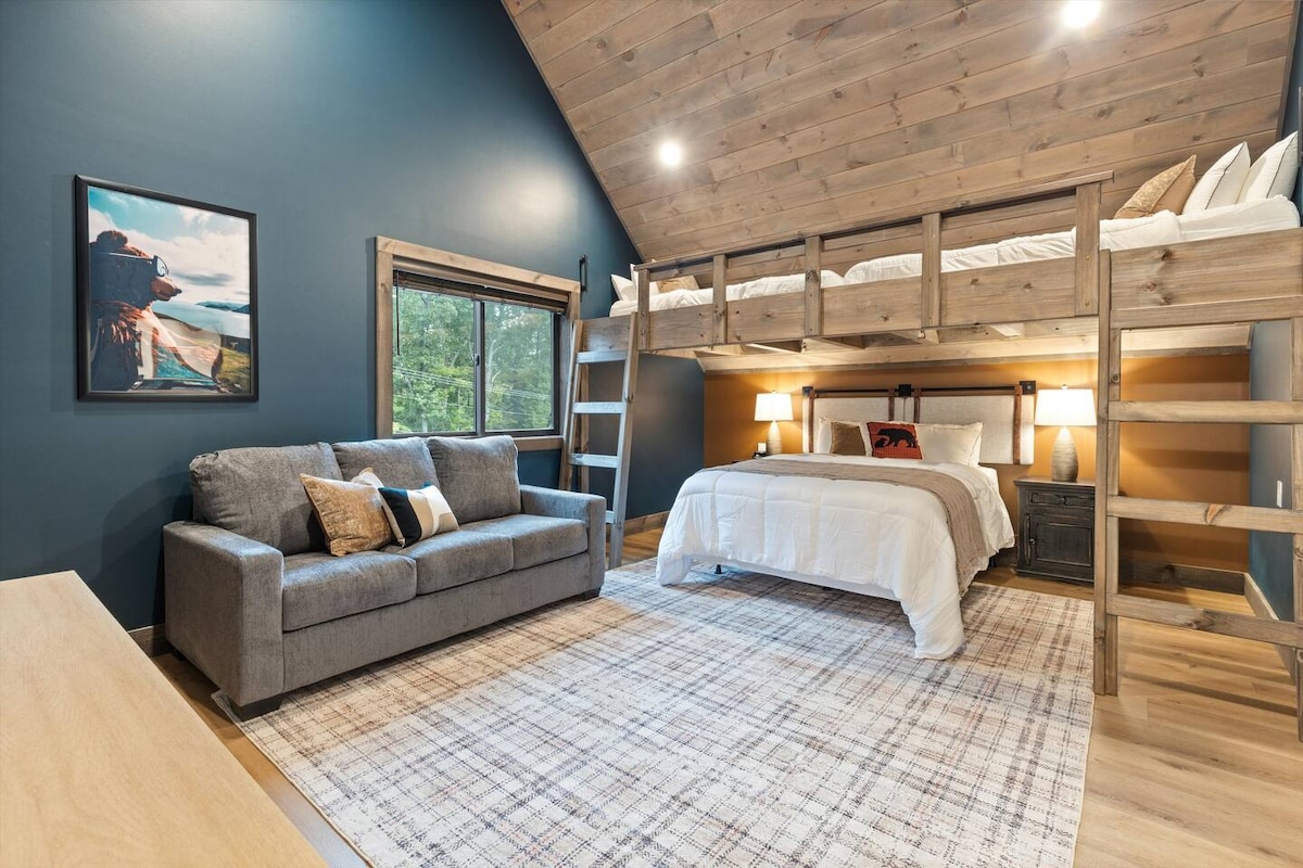 La habitación de literas con baño privado tiene capacidad para 6 personas y está en el nivel superior con el loft del juego. Incluye dos camas individuales en la litera superior, una cama tamaño queen debajo y un sofá cama de tamaño completo. En el armario de esta habitación hay una maleta y un juego.