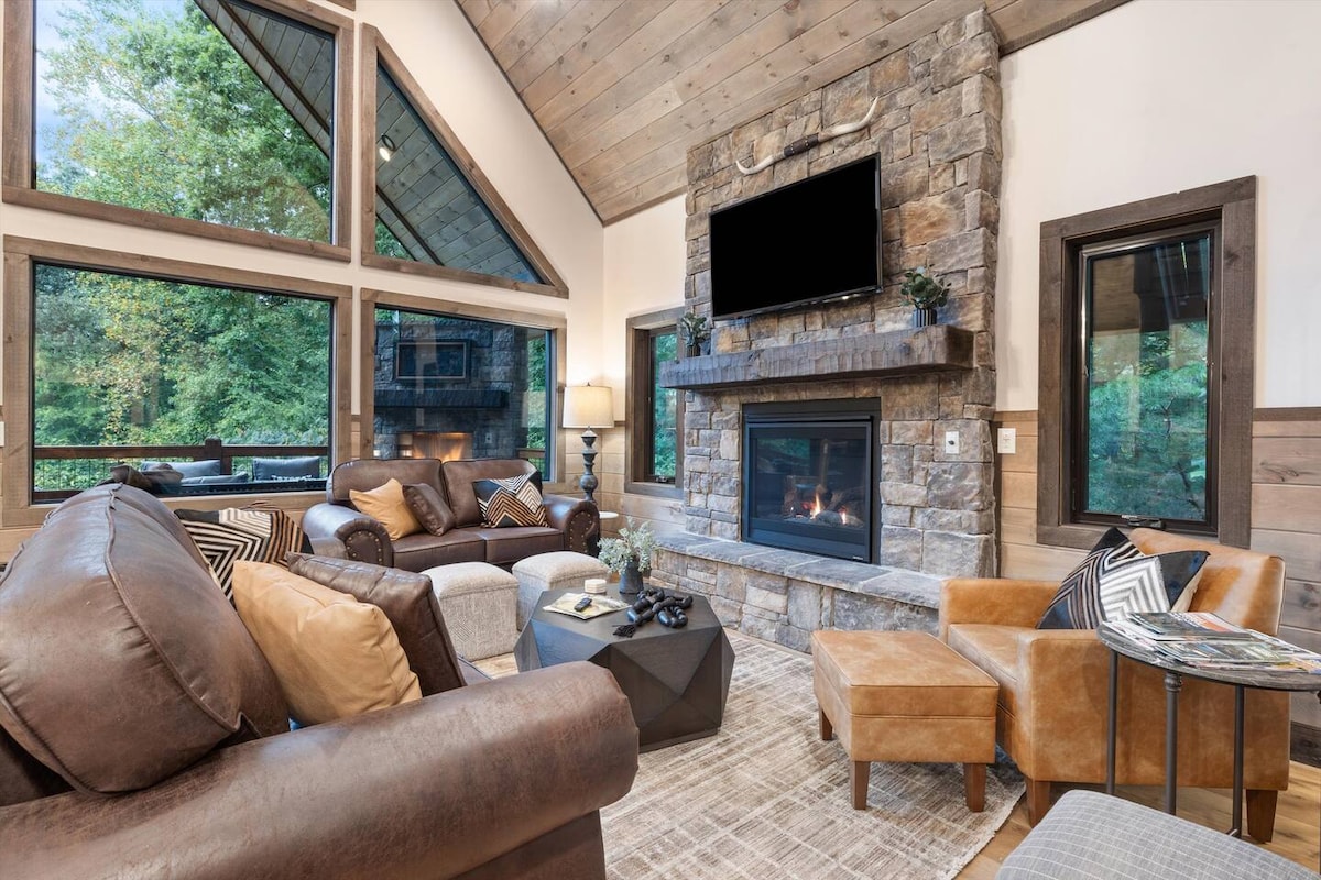 Acurrúcate junto a la chimenea mientras ves una película o programa. La suscripción incluida a YouTube TV te permite disfrutar de cientos de canales o iniciar sesión en tus aplicaciones favoritas en Roku TV. Conecta tu dispositivo bluetooth a la barra de sonido para disfrutar de la música.