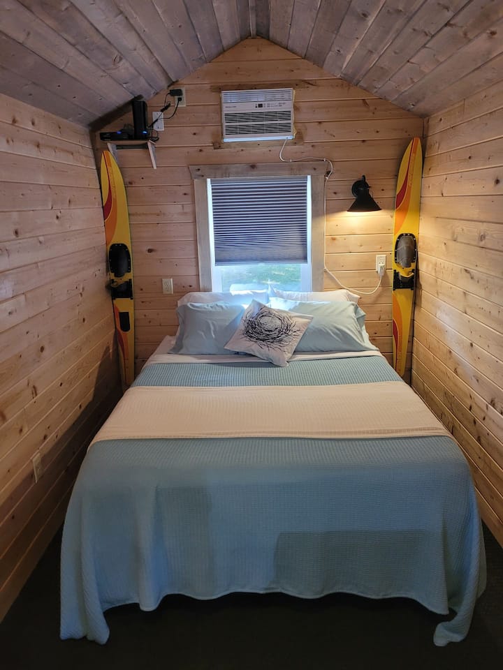 New!  Robin's Nest - Cute Lakefront Tiny House! - Horseshoe Lake, Gowen