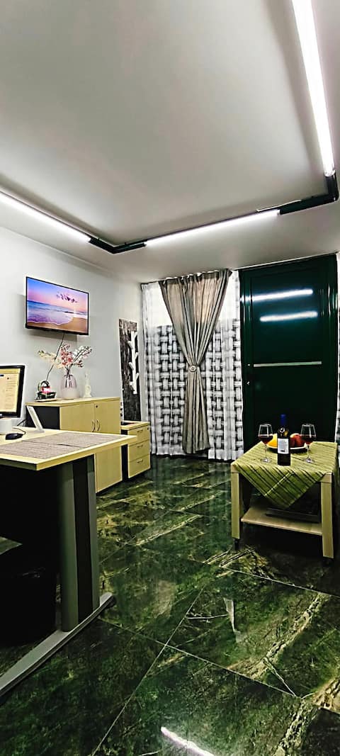 Top performing Airbnb: Emerald DesignHome near metro, tram, 10' Acropolis in ΛΟΦΟΣ ΚΥΝΟΣΑΡΓΟΥΣ