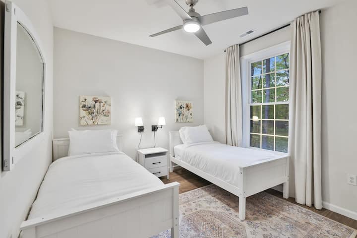 Нашата удобна двокреветна соба има два двокреветни кревета, USB станица за полнење за нивните уреди, плакар за облеката и полици за багаж за лесно распакување. Затемнување на завесите на прозорците за дополнителна приватност. 