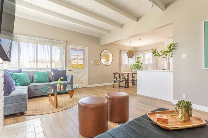 Stunning 2BR Beachfront Retreat in Manhattan Beach gallery image 5