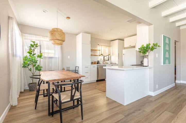 Stunning 2BR Beachfront Retreat in Manhattan Beach gallery image 4