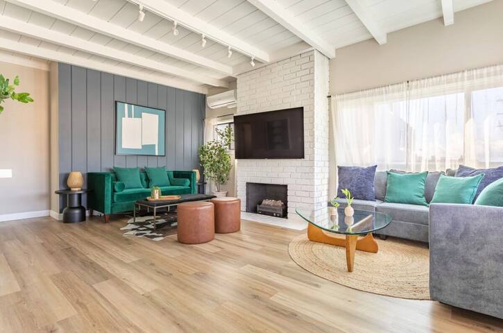 Stunning 2BR Beachfront Retreat in Manhattan Beach gallery image 3