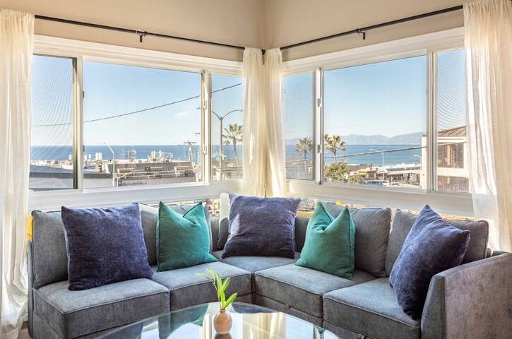Stunning 2BR Beachfront Retreat in Manhattan Beach gallery image 2