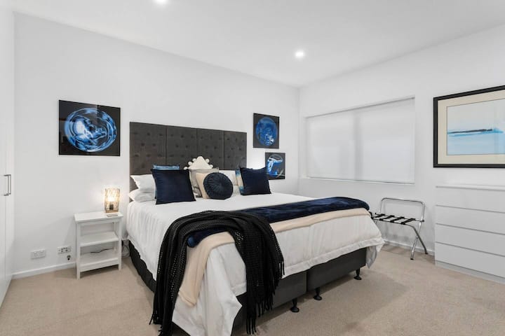 Одморете се добро во современата главна спална соба, со брачен кревет (широк 150-179 см) кој може да се подели на два единечни на барање, како и вградени наметки за вашите работи.