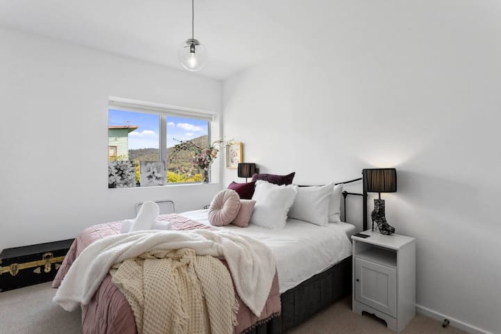 Шармантната трета спална соба нуди раскошен брачен кревет (широк 150-179 см), со затемнети ролетни за мирни ноќи. 