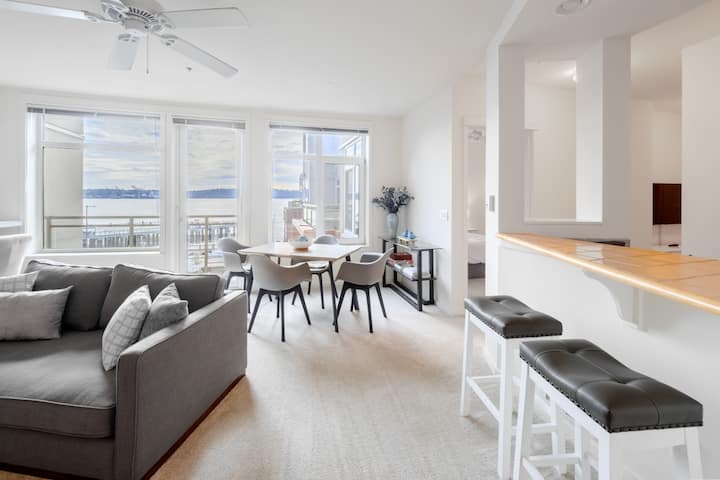 Dining table for 4 + additional seating for 2 at bar counter