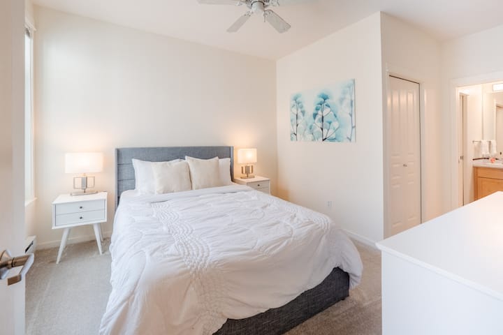 Bedroom with Queen bed and Smart TV