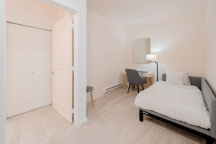 Den with Twin/Single bed, Smart TV and workspace