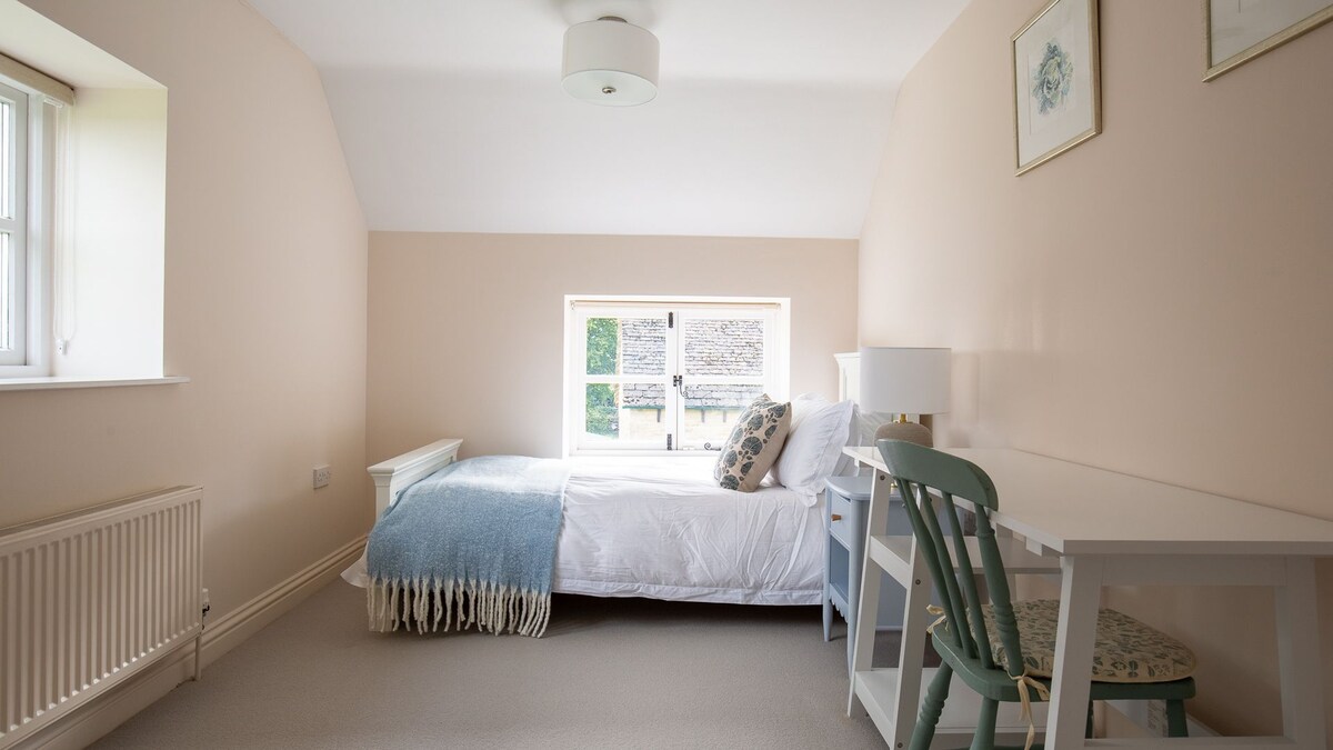 Ეს ფართო საძინებელი დატბორილია სინათლით