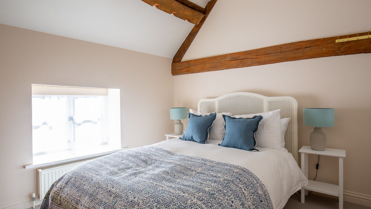 Სავსე ხასიათით სავსე საძინებელი, რომელიც გვიჩვენებს ამ შენობის ისტორიას