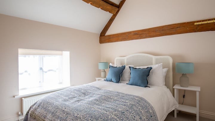 Lleno de carácter, el tercer dormitorio muestra la historia de este edificio