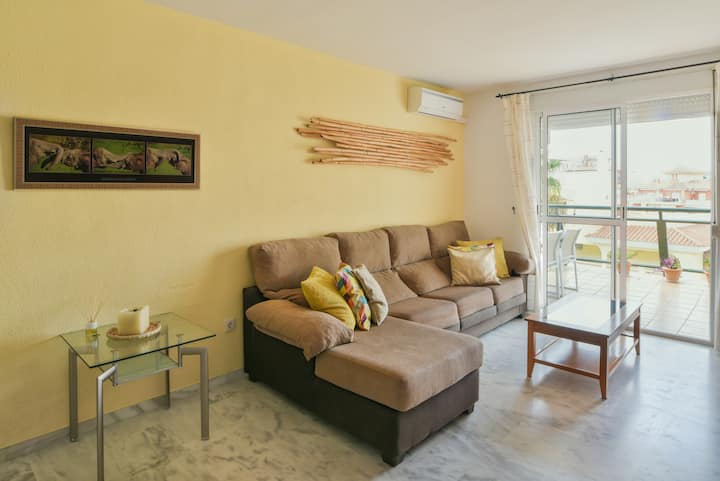 Large Pool, Balcony & Great Views. Parking. - Benalmádena