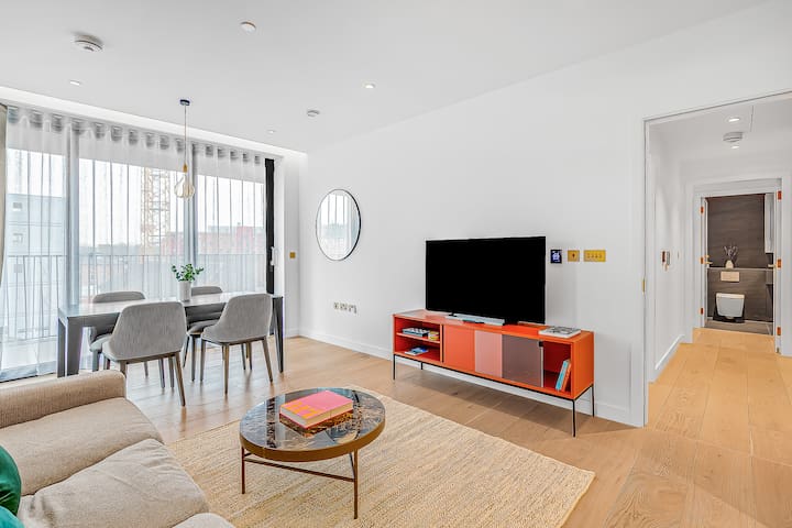 2BR Classic Charm in London