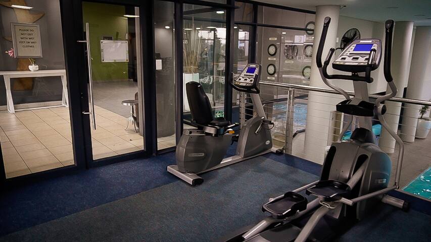 Luxurious 3BR Retreat Pool, Spa & Panoramic Views gallery image 5