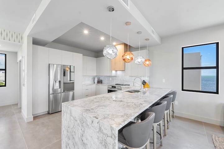 Rooftop Vibes For Days! Oceanfront Pool Home- Pets - Key Largo